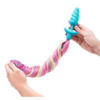 Värisevä anaalitappi värikkäällä hännällä