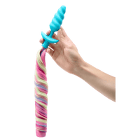 Värisevä anaalitappi värikkäällä hännällä